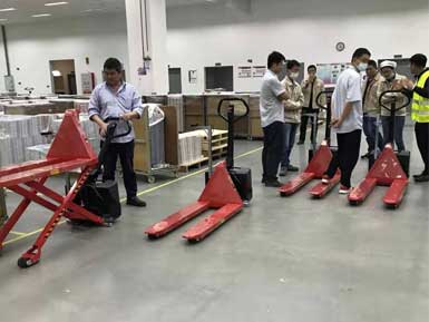 電動(dòng)高升程搬運(yùn)車(chē)交付使用，感謝廠家羅總親自跟客戶(hù)講解操作方法！